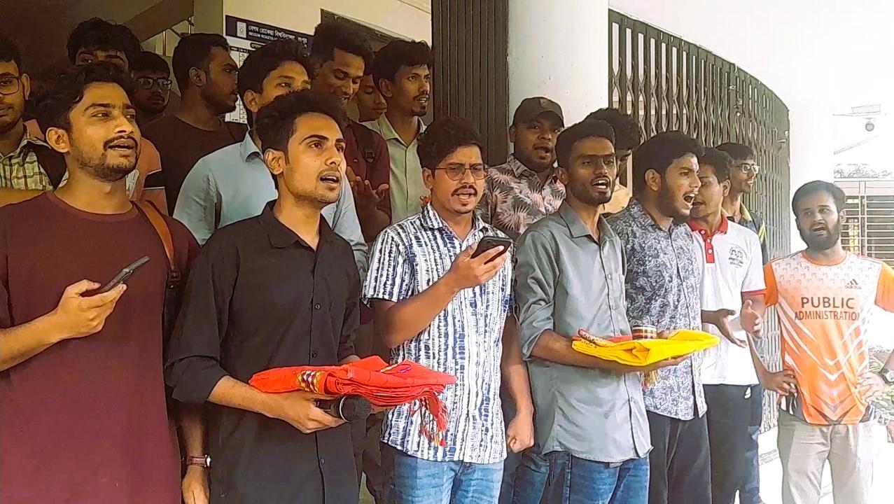 বেরোবি প্রশাসনকে শাড়ি-চুড়ি উপহার
