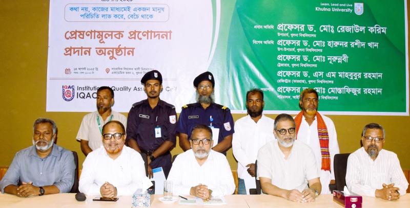 খুবিতে প্রেষণামূলক প্রণোদনা পেলেন ৫ কর্মচারী